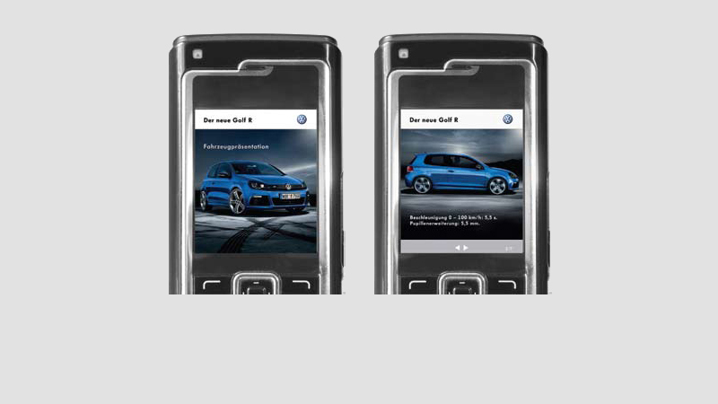 IAA-Besucher laden sich bei Volkswagen mobile Inhalte zum Golf R und Scirocco R auf ihr Handy