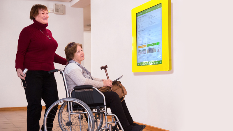 Barrierefreier digitaler Hausaushang für Rollstuhlfahrer