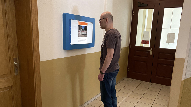 Digitaler Hausaushang mit Mieterinformationen im Treppenhaus
