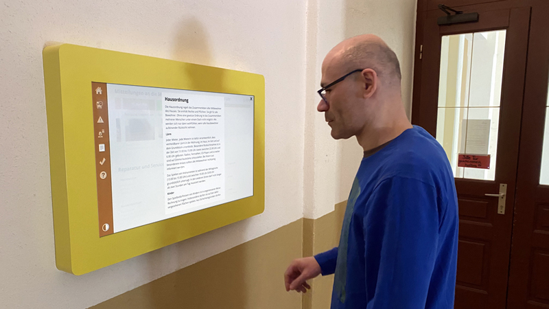 Digitaler Hausaushang mit Mieterinformationen im Treppenhaus