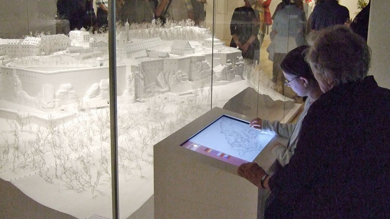 Besucher an einer Medienstation steuern LEDs am neuen Festungsmodell