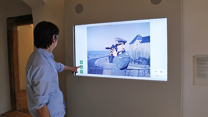 Filmstation (55 Zoll), offener Ton, Sprachwahl und Steuerung per Touch, Festung Königstein