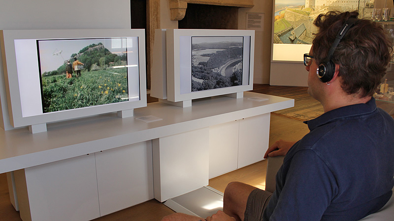 Filmstation (2 x 42 Zoll), Touchscreen-Steuerung am Sofa, Festung Königstein