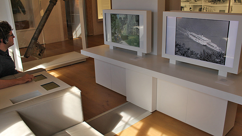 Filmstation (2 x 42 Zoll), Touchscreen-Steuerung am Sofa, Festung Königstein