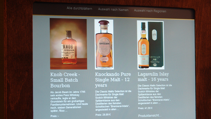 Infoterminal mit Wein- und Whisky-Angebot im Getränkehandel