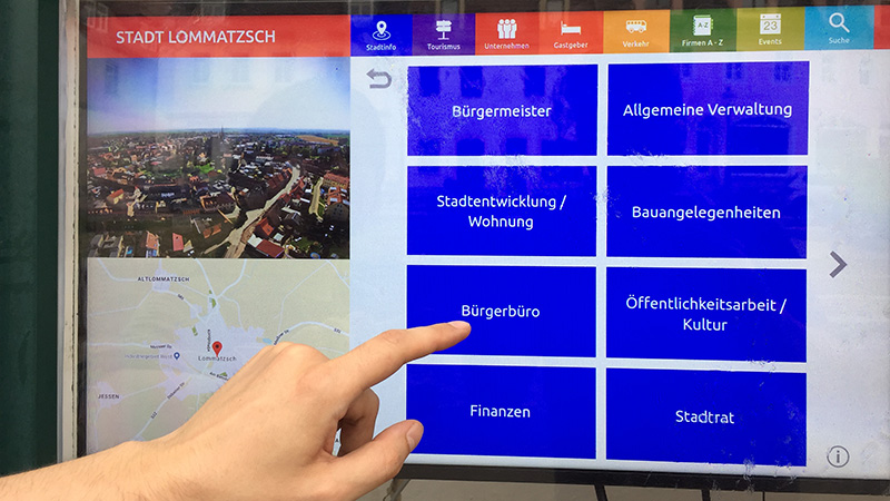 Stadt Lommatzsch - interaktive Touchscreen-Fensterscheibe mit Bürgerinformationen